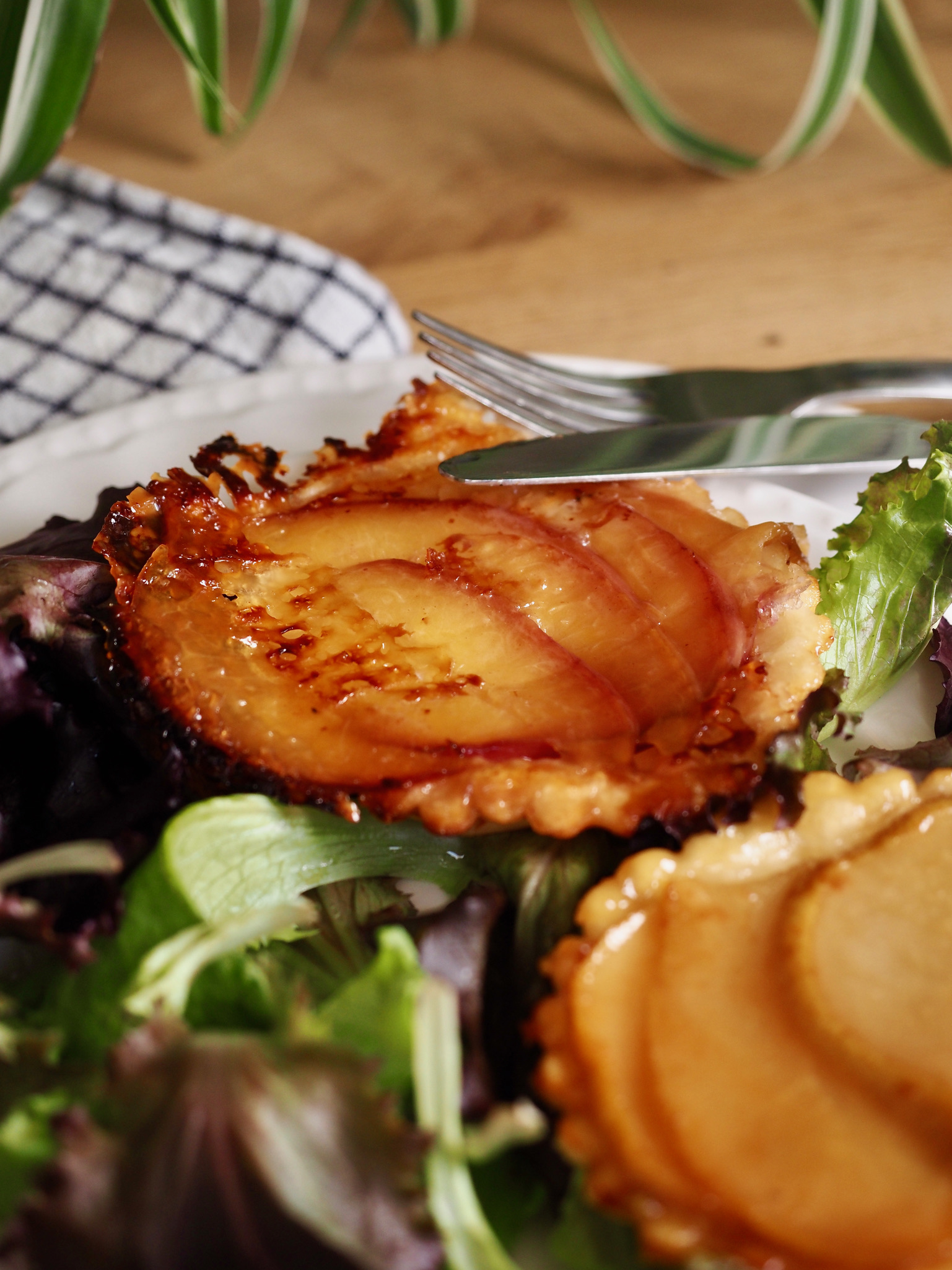 Tarte tatin nectarine mozzarella par Victoria TRA, Le Cabinet Sportif